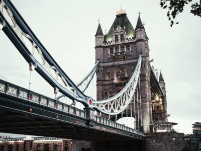 UK - London 14 Grays Inn Rd, Holborn,   London WC1X 8HN Phone: +44 20 3301 5449  customercareuk@comfortzone.it